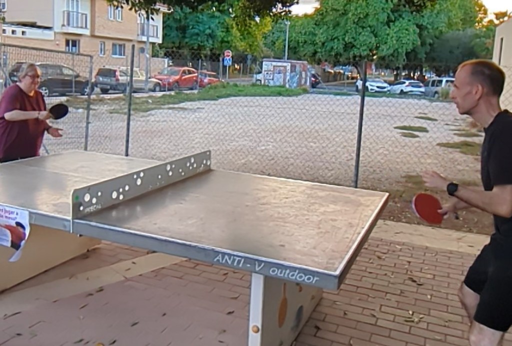 Disfrutando de la mesa al aire libre de Santiago y&nbsp;Zaraíche